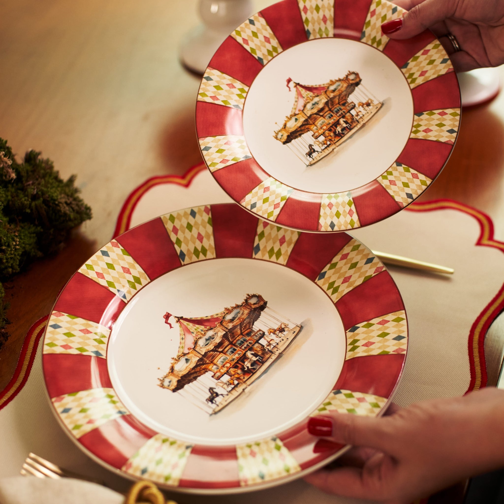 Cj. 2 Pratos Rasos Carrossel