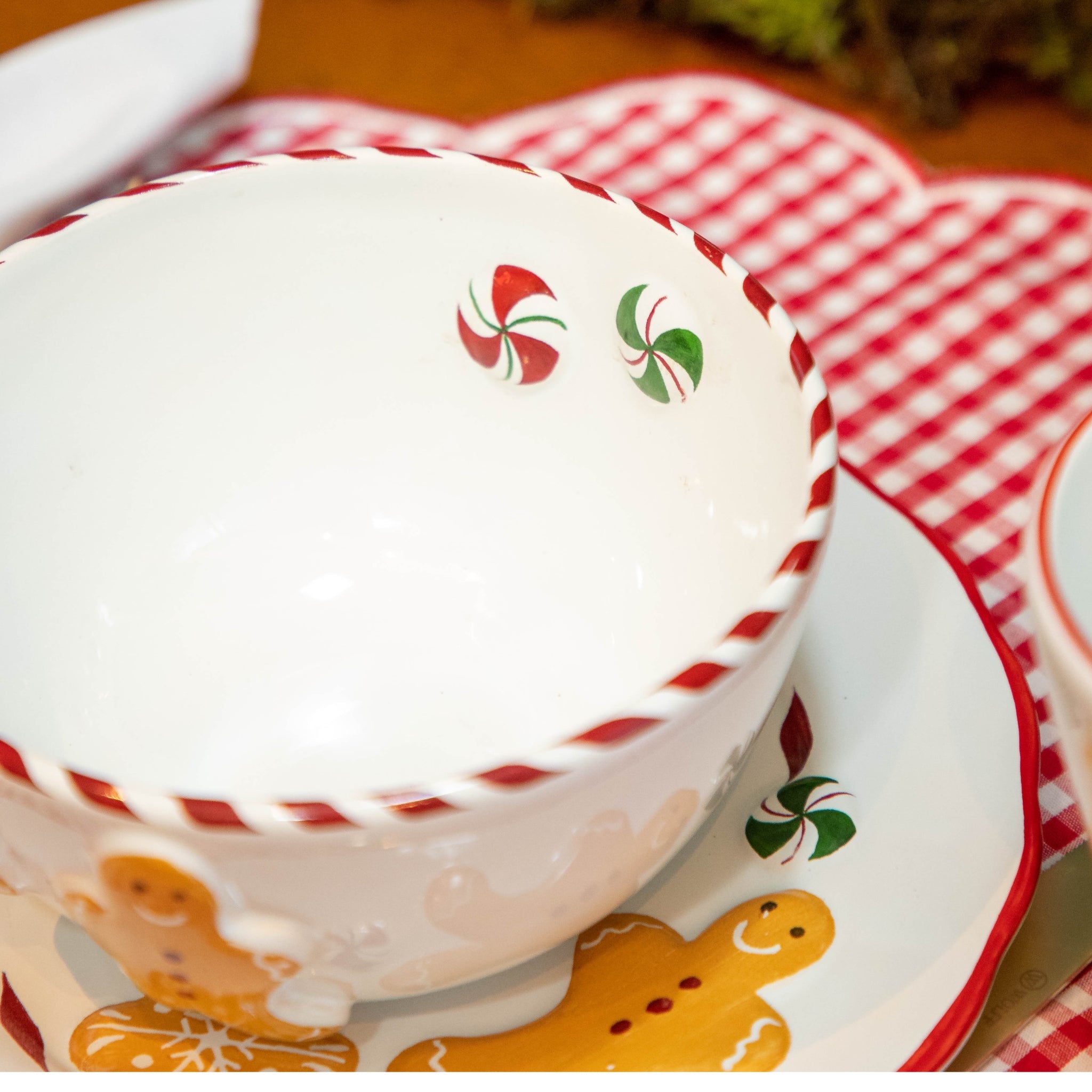 Cj. 2 Bowls Gingerbread