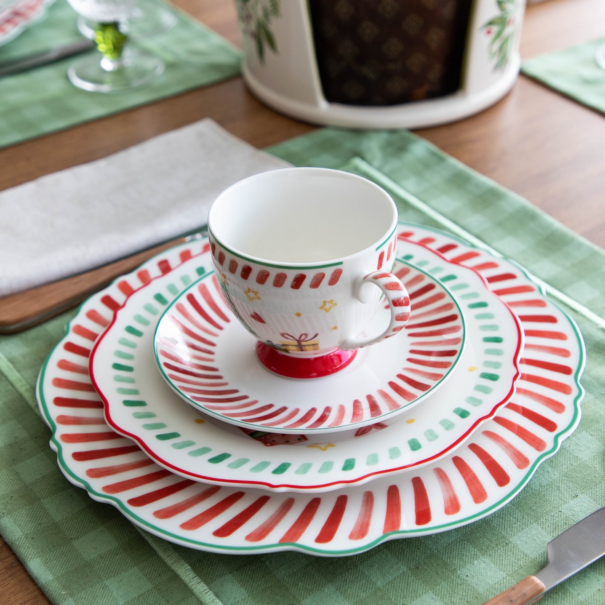 Cj. 2 Xícaras de Chá e 2 Píres da Coleção Natale