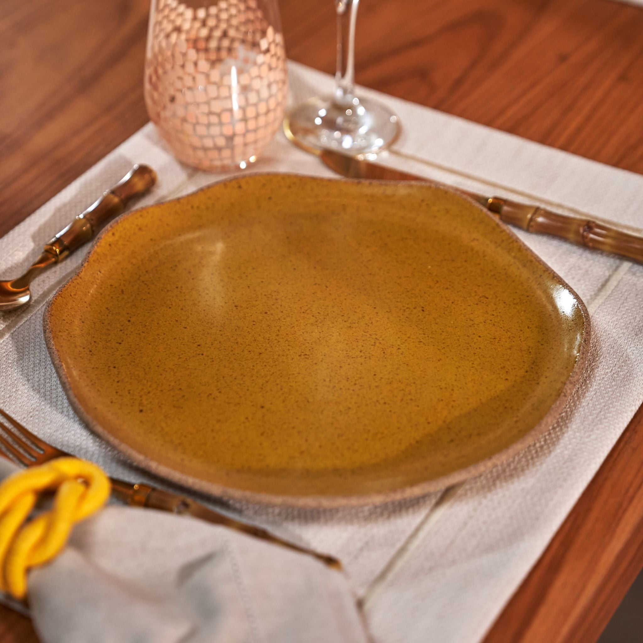 Prato Raso Orgânico Mostarda Coleção Essential