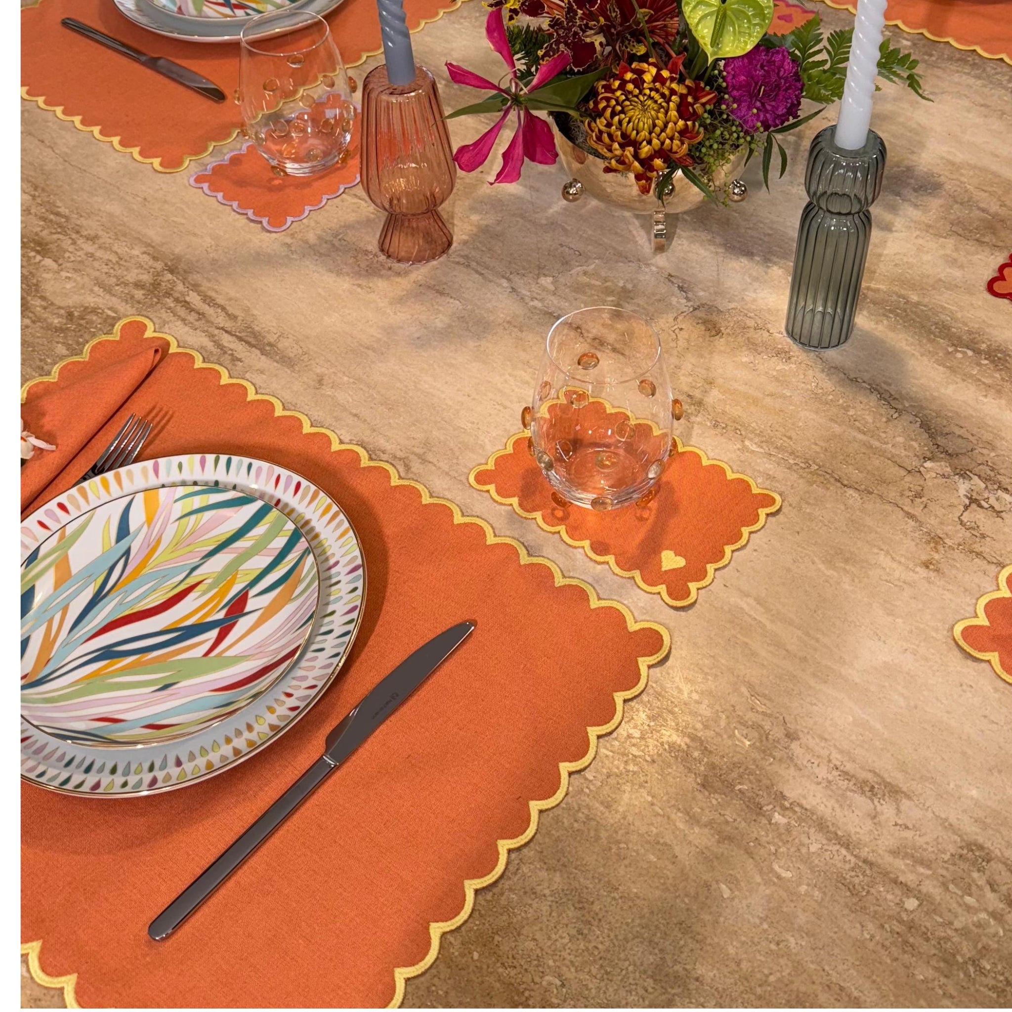 Kit 2 Pratos Rasos e 2 Pratos de Sobremesa Solare com Filete em Ouro 24K + 2 Lugares Americanos e 2 Guardanapos