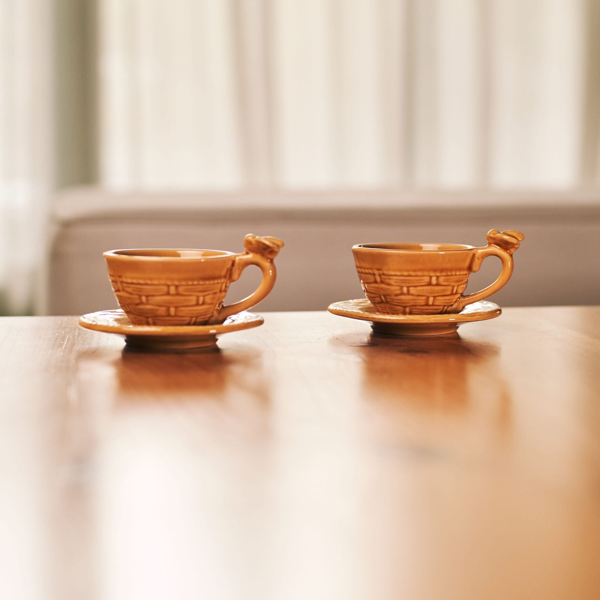 Cj. de 2 Xícaras  de Café e Píres Bee