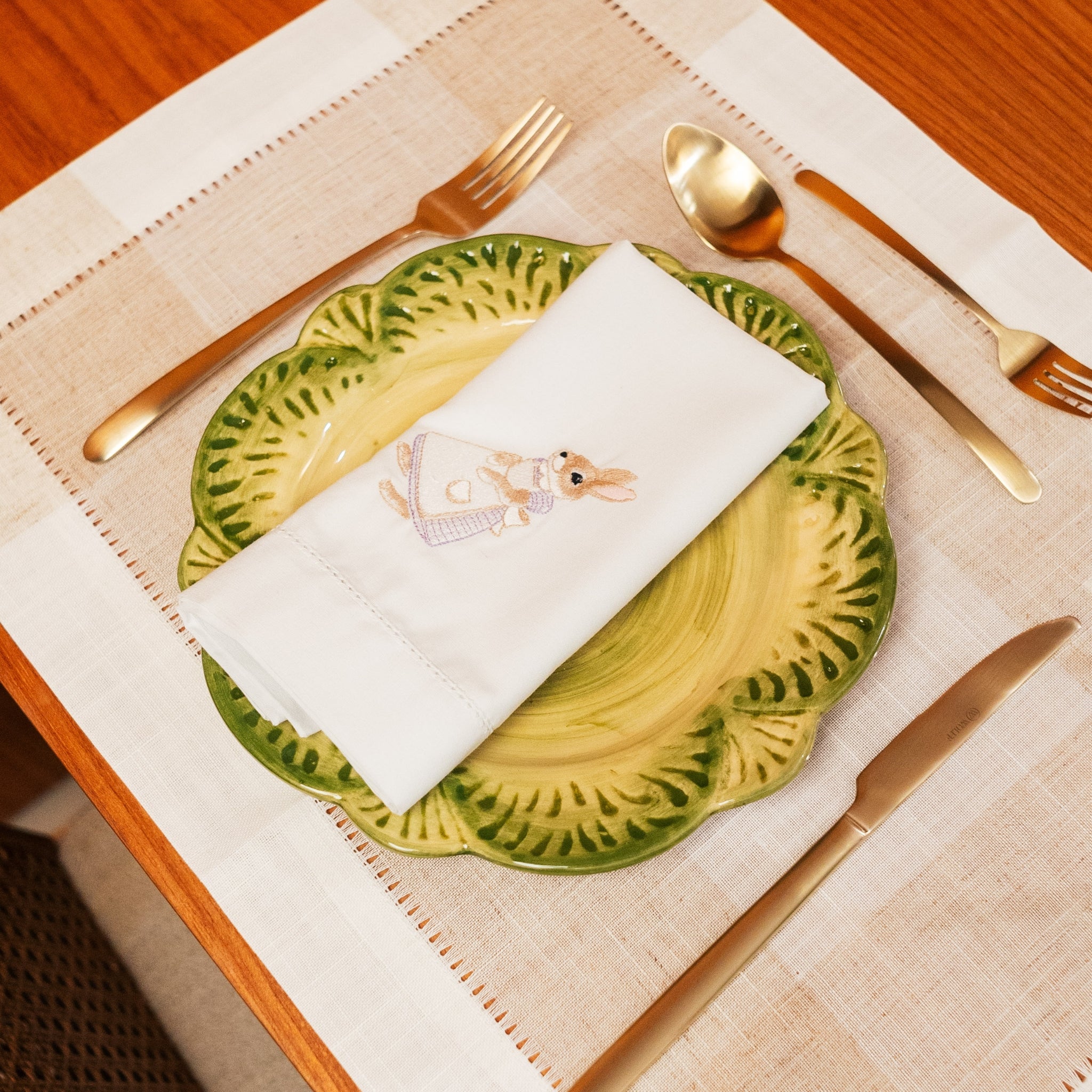 Guardanapo Branco com Bordado Coelha Lilás