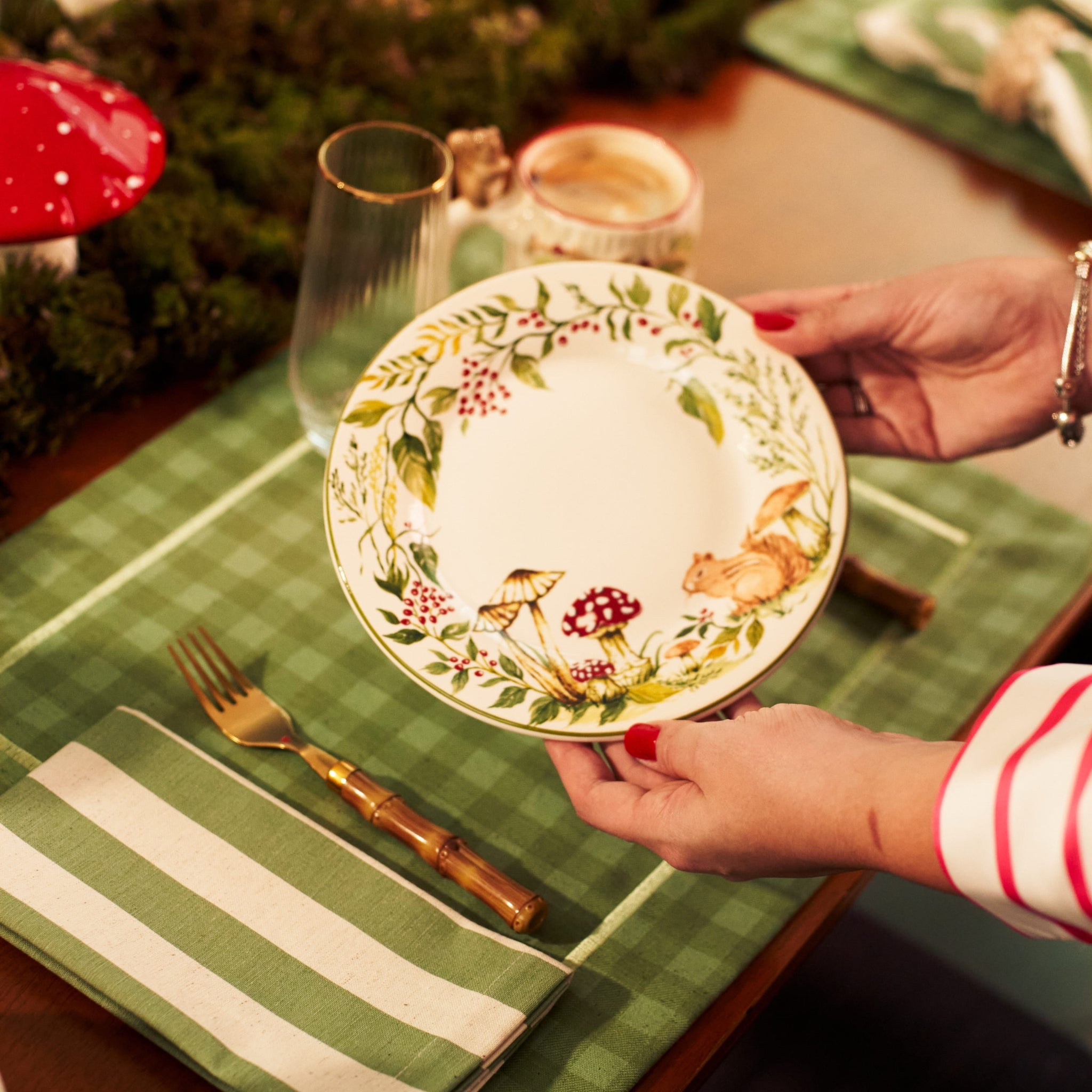 Cj. 2 Pratos de Sobremesa Esquilo na Floresta