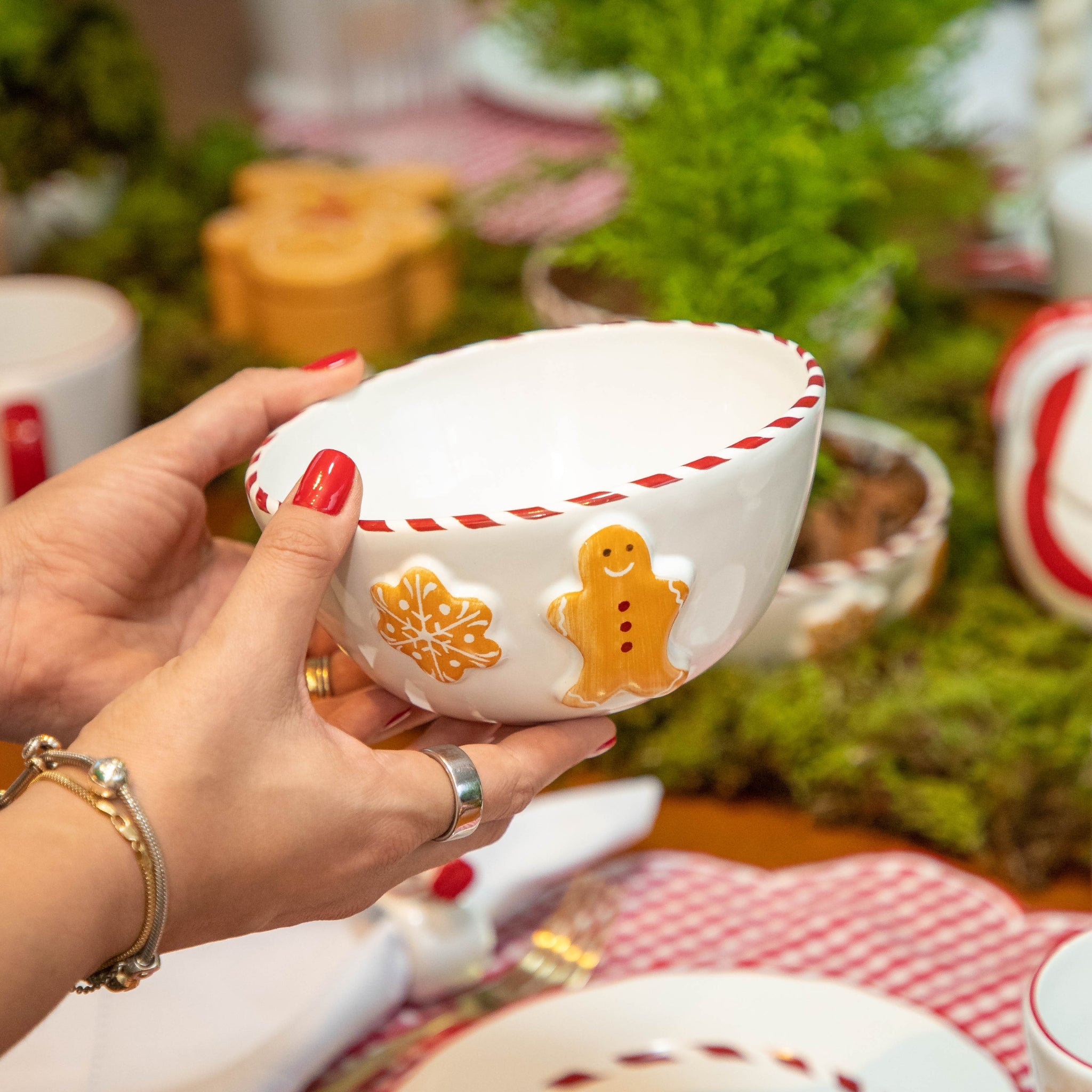 Cj. 2 Bowls Gingerbread