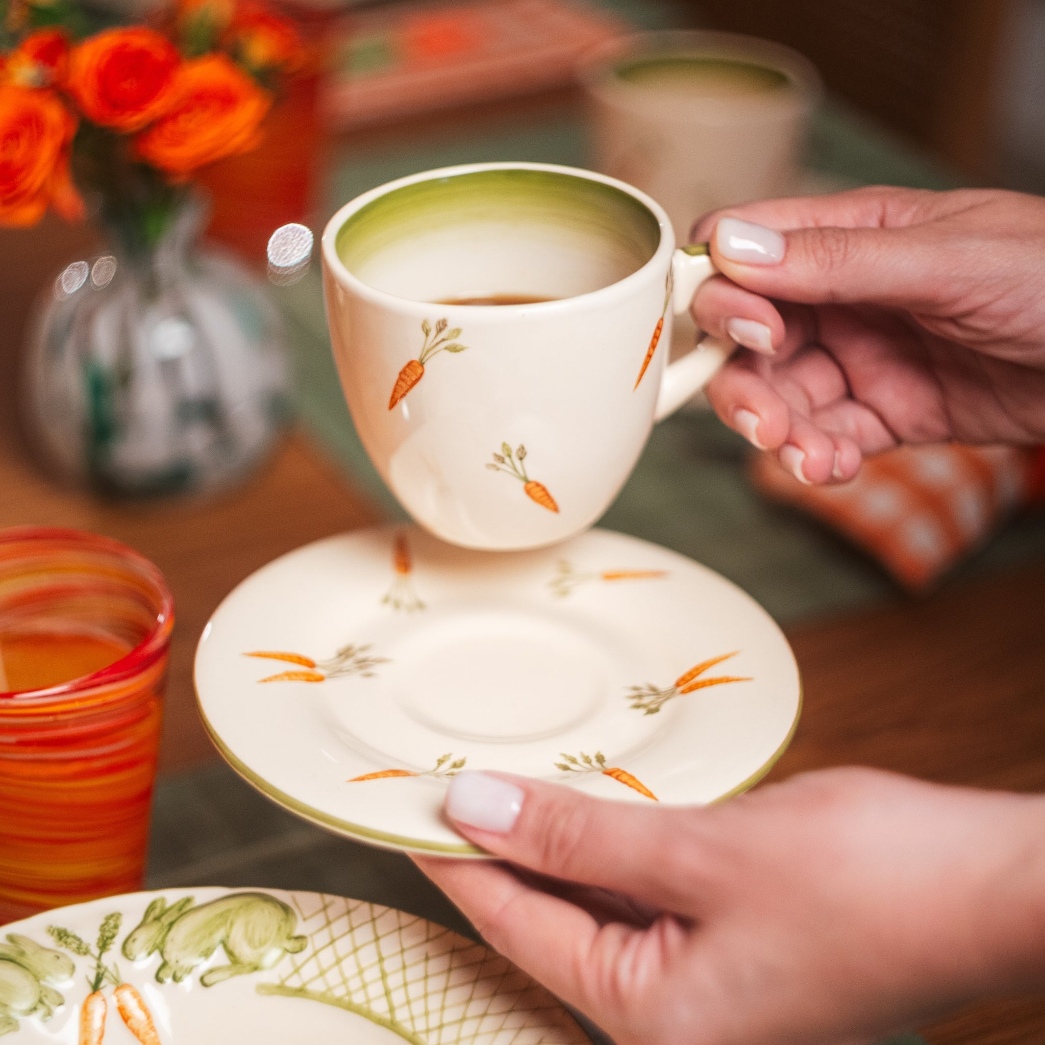 Cj. 2 Xícaras de Chá e Píres Carrot Garden