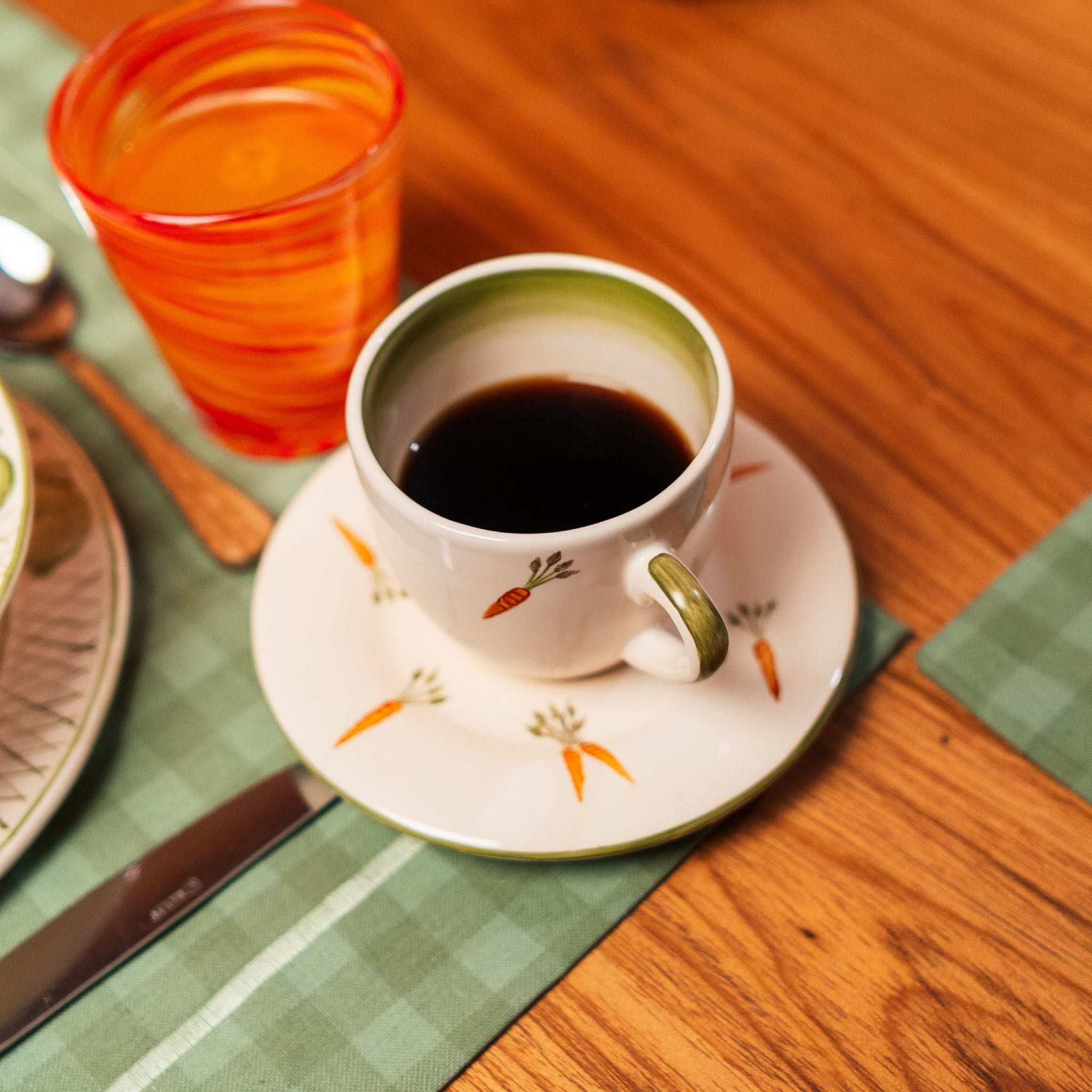 Cj. 2 Xícaras de Chá e Píres Carrot Garden