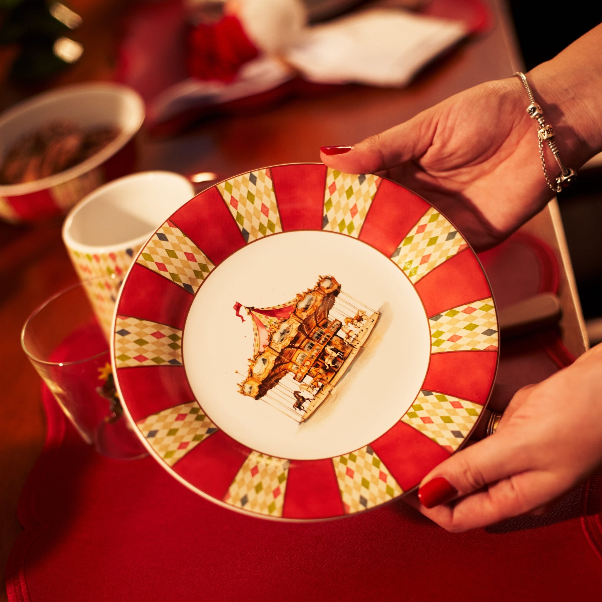 Cj. 2 Pratos de Sobremesa Carrossel