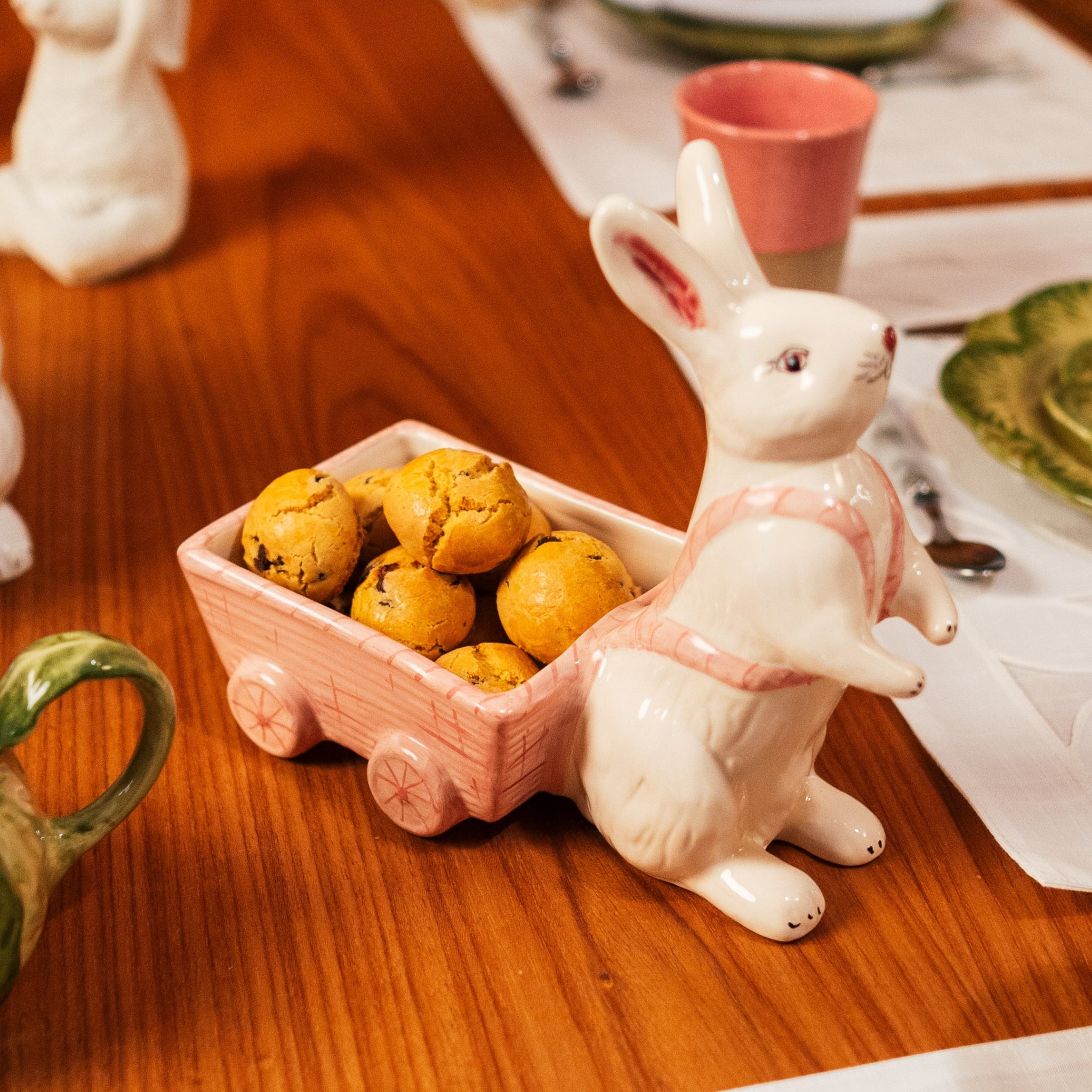 Coelho com Carroça Rosa